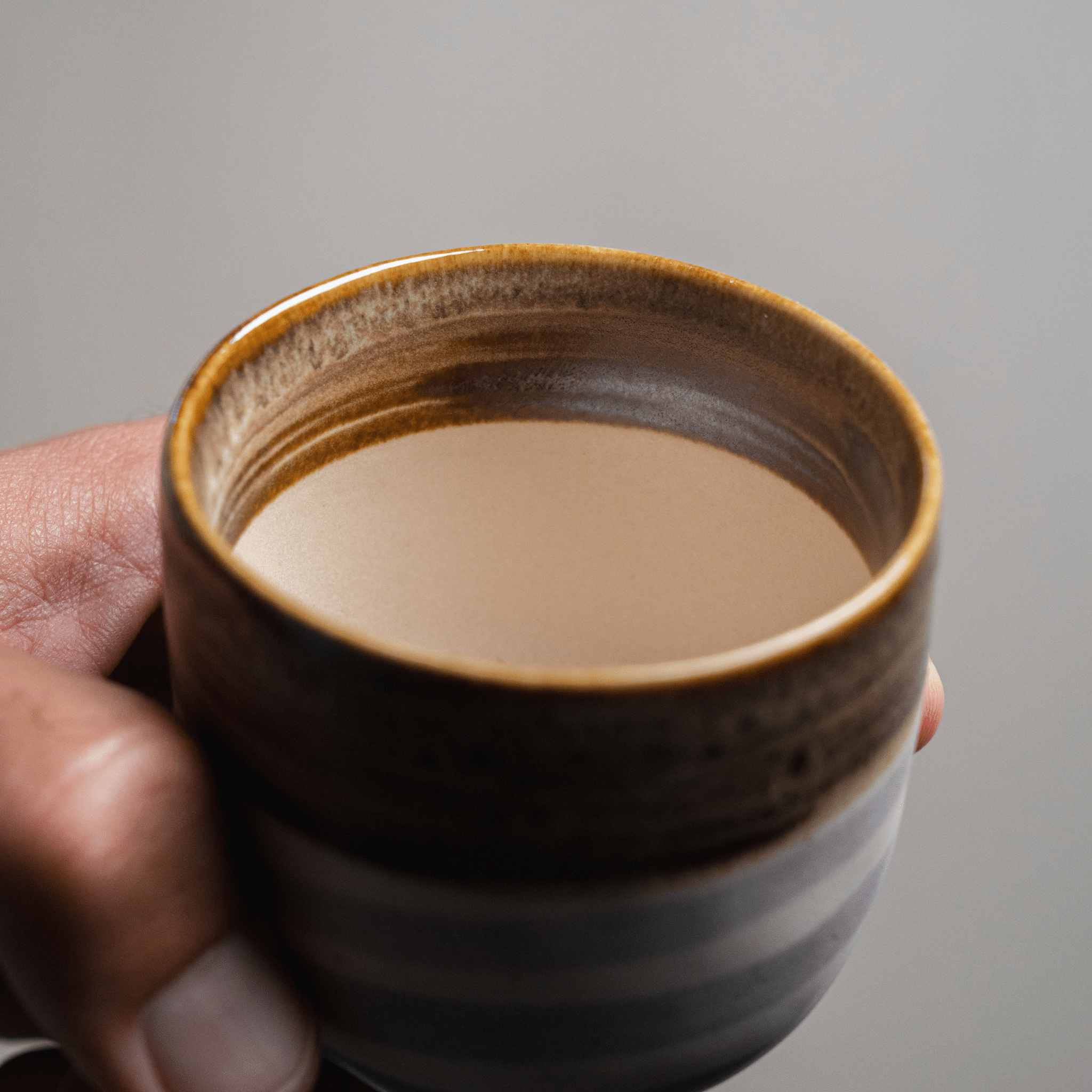 מאג חיבוק – סדרת גופיטר (330 מ"ל) - Ceramora כוסות מאג