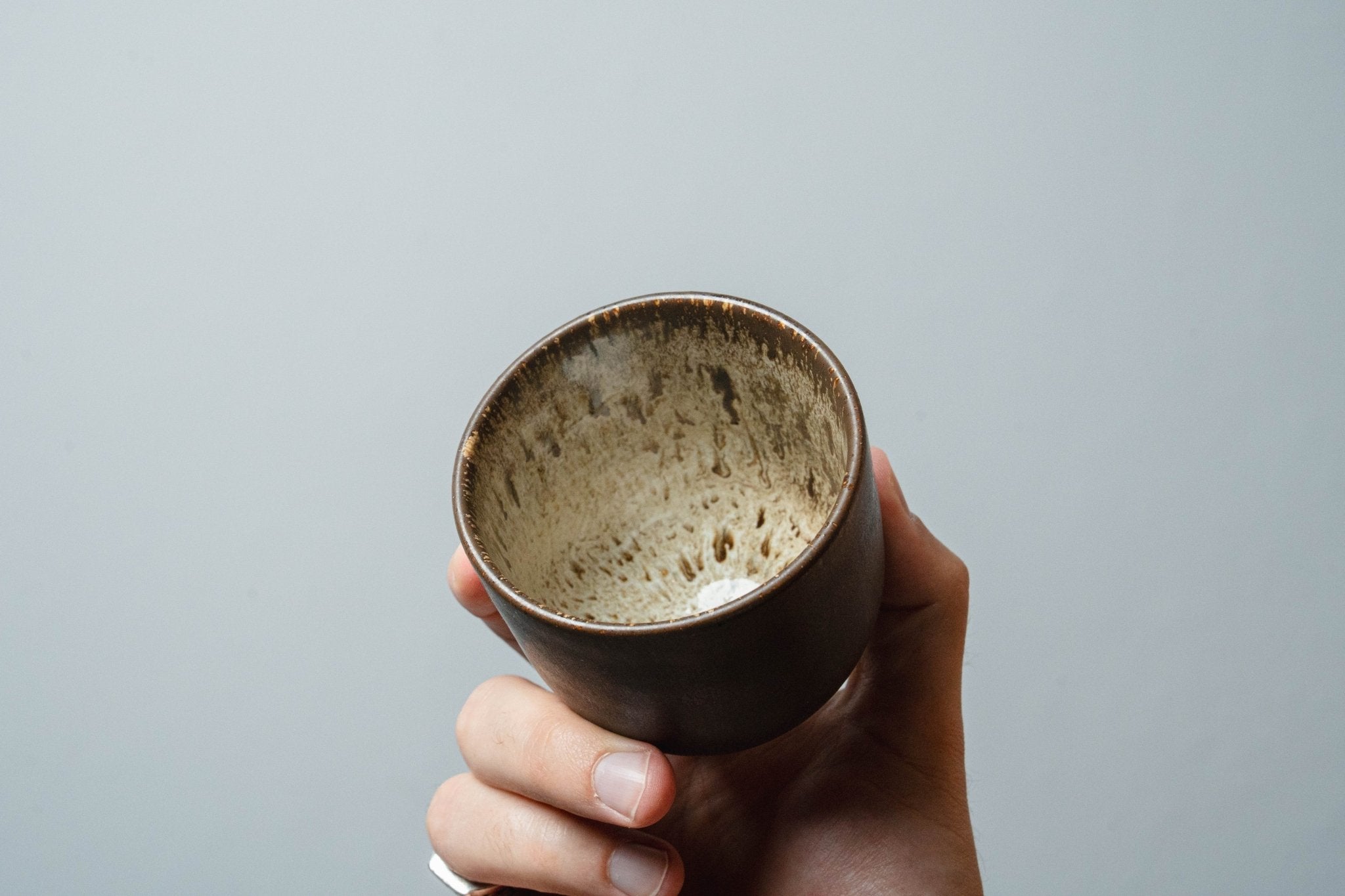 כוס קפוצ'ינו גדול – חיבוק מסדרת נגה - Ceramora כוסות מאג