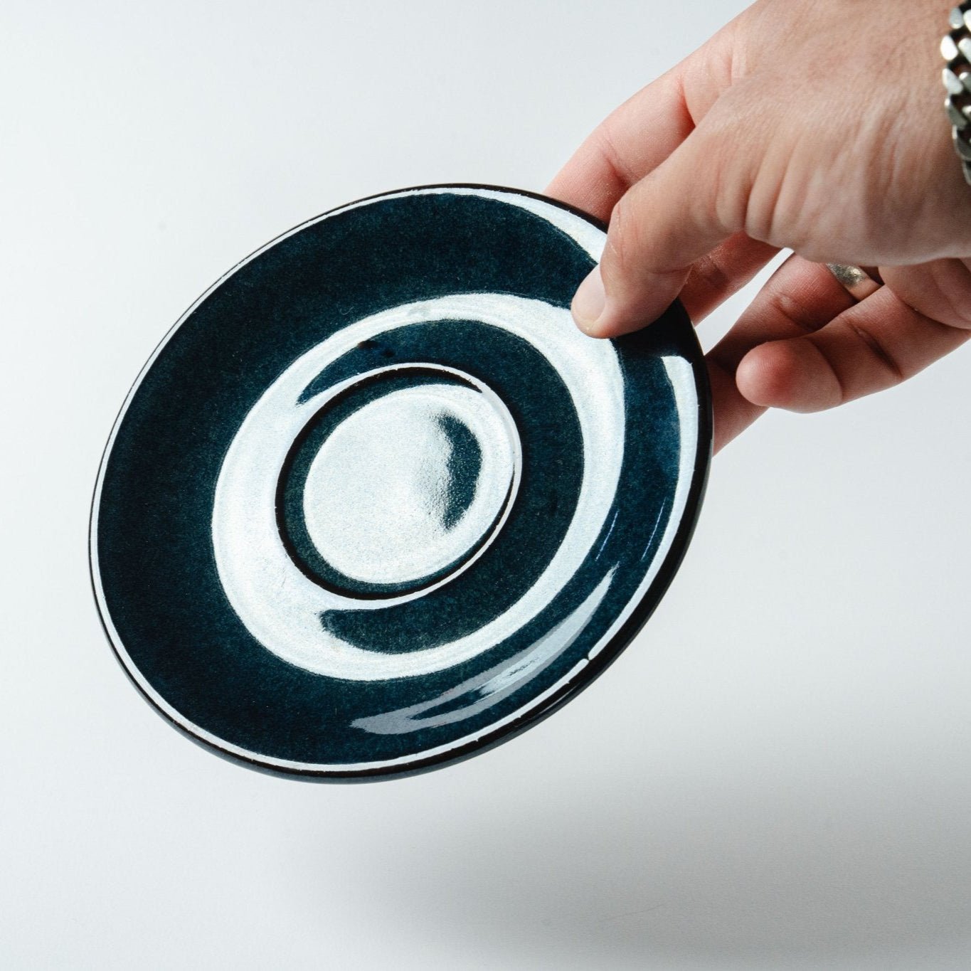 ספל תה כחול עמוק עם ידית סדרת נגה – 265 מ"ל - Ceramora כוסות לאטה