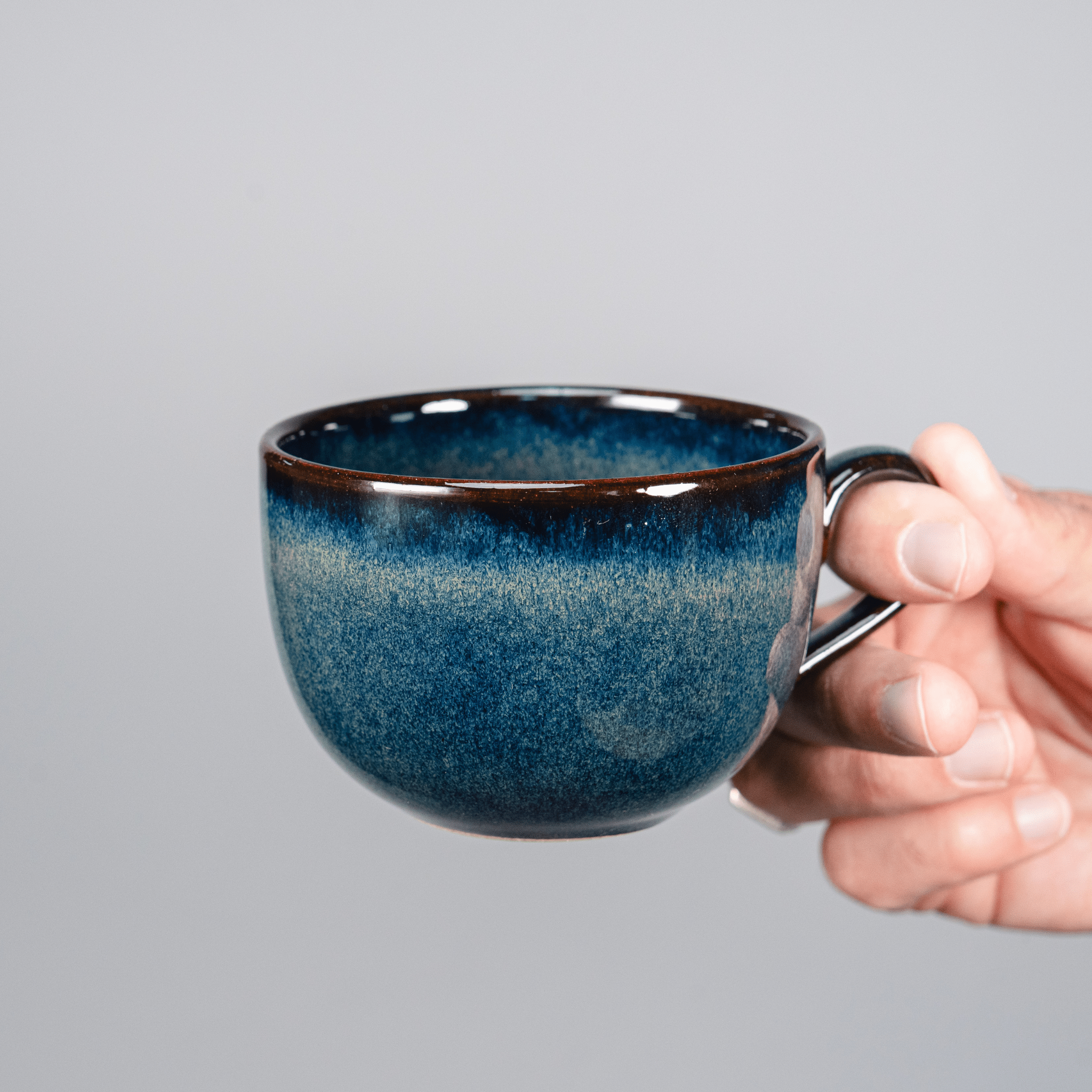 ספל תה כחול עמוק עם ידית סדרת נגה – 265 מ"ל - Ceramora כוסות לאטה