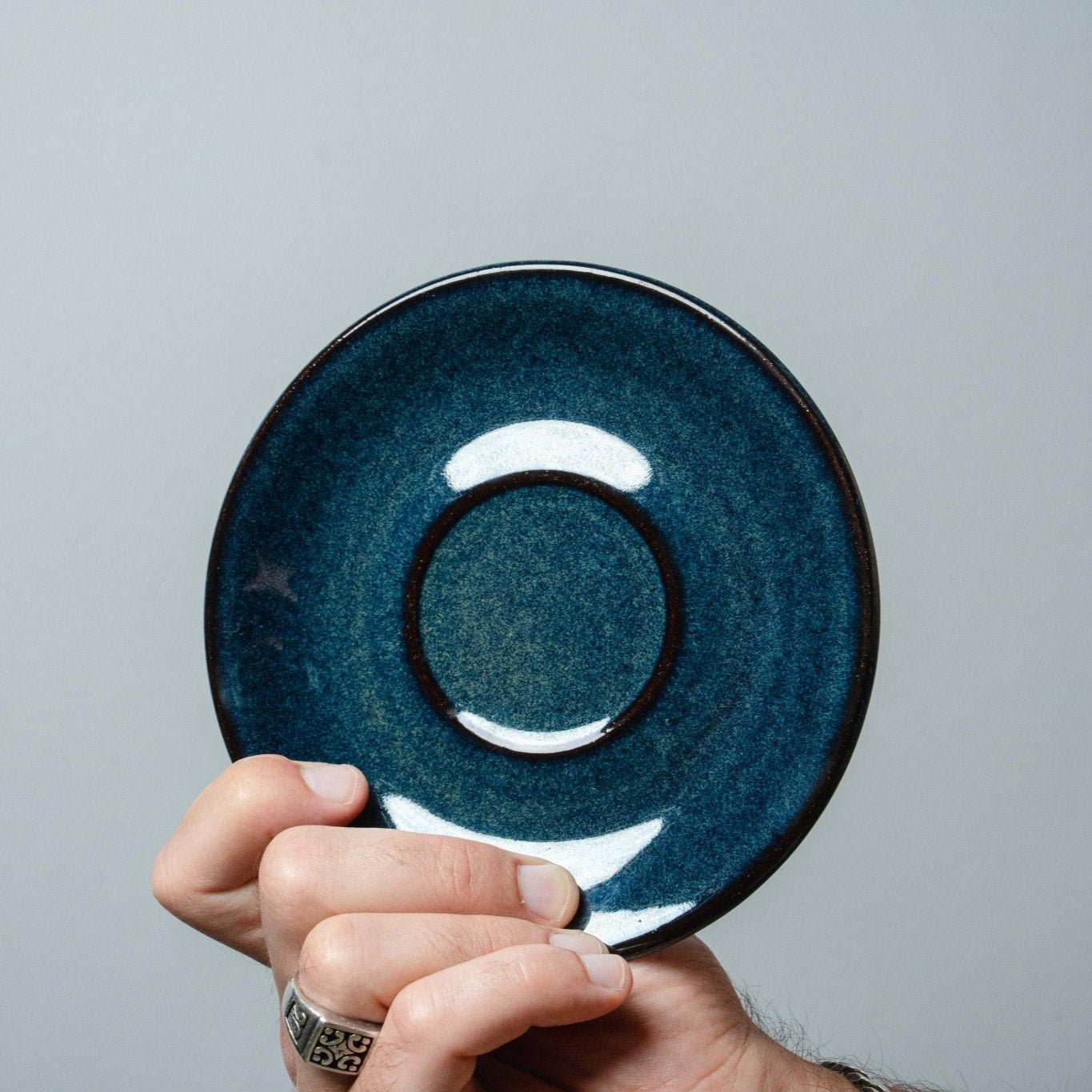 ספל תה כחול עמוק עם ידית סדרת נגה – 265 מ"ל - Ceramora כוסות לאטה