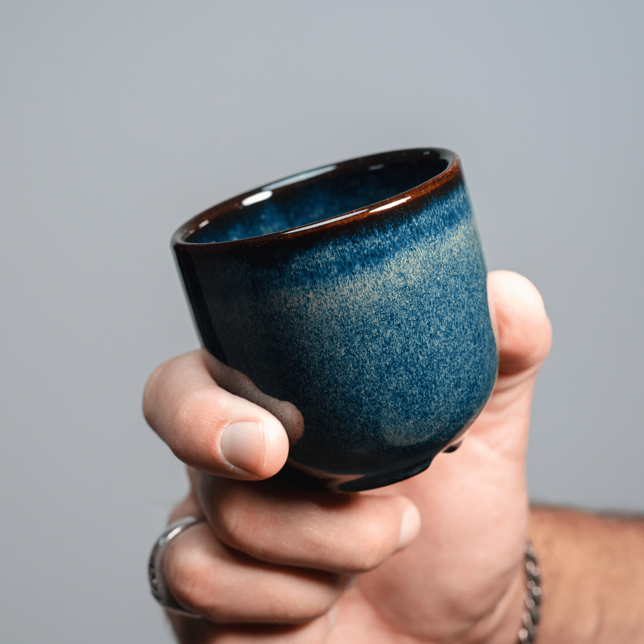 כוס קפוצ'ינו קטן מסדרת נגה – כחול עמוק (175 מ"ל) - Ceramora כוסות לאטה