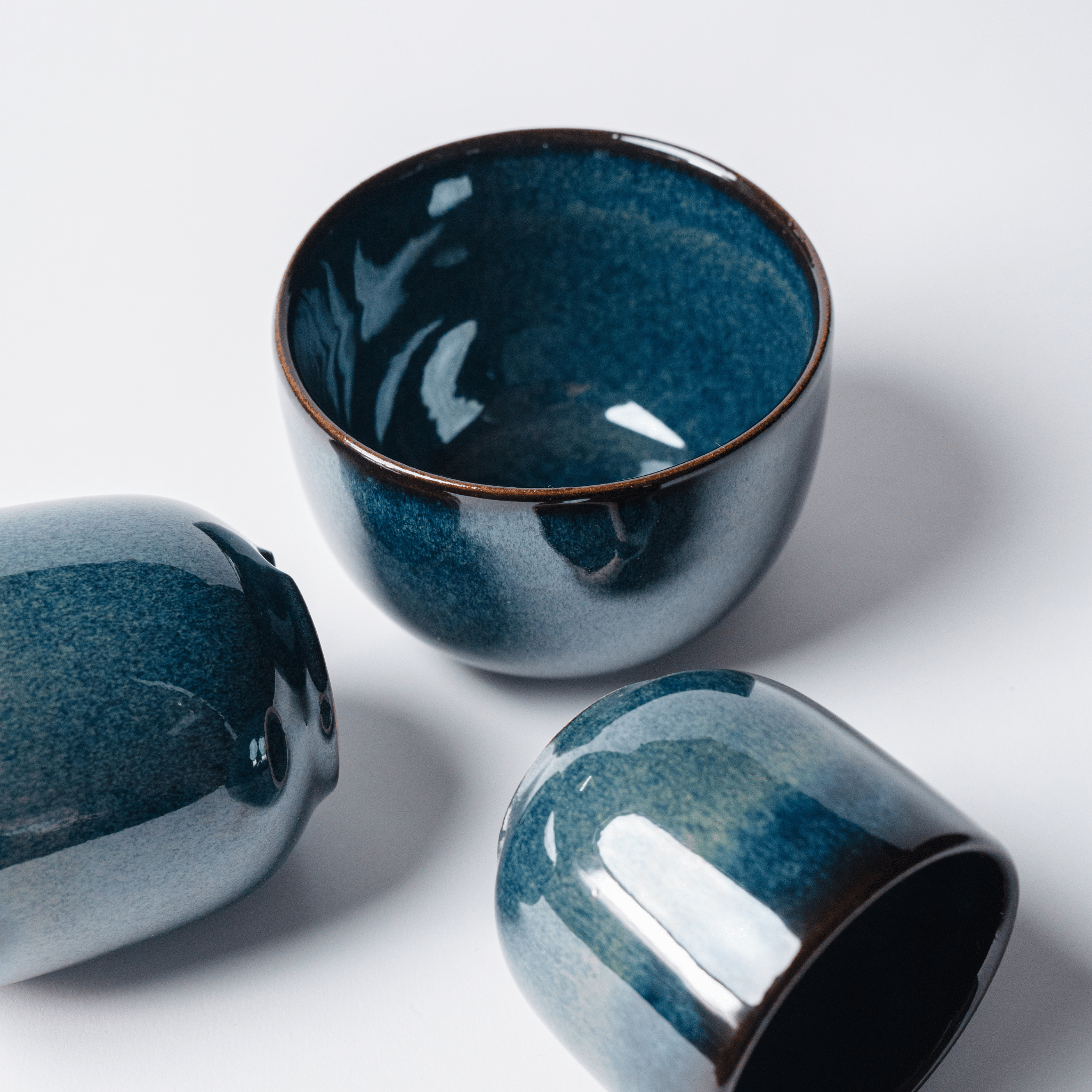 ספל תה כחול עמוק עם ידית סדרת נגה – 265 מ"ל - Ceramora כוסות לאטה