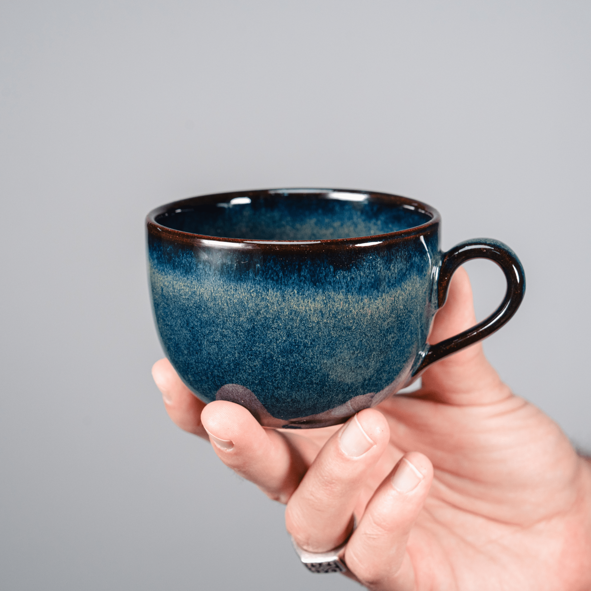 ספל תה כחול עמוק עם ידית סדרת נגה – 265 מ"ל - Ceramora כוסות לאטה